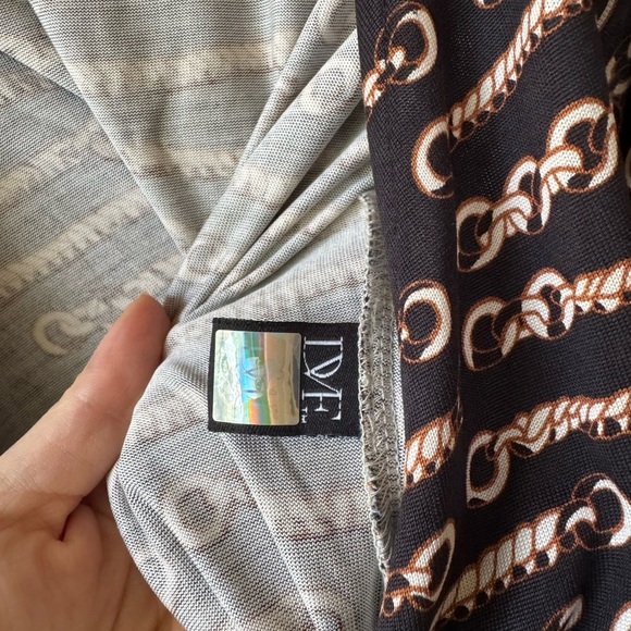 Diane von Furstenberg Black & Gold Chain Print Wrap Dress – Midi V-Neck Sz 2 - Picture 5 of 6